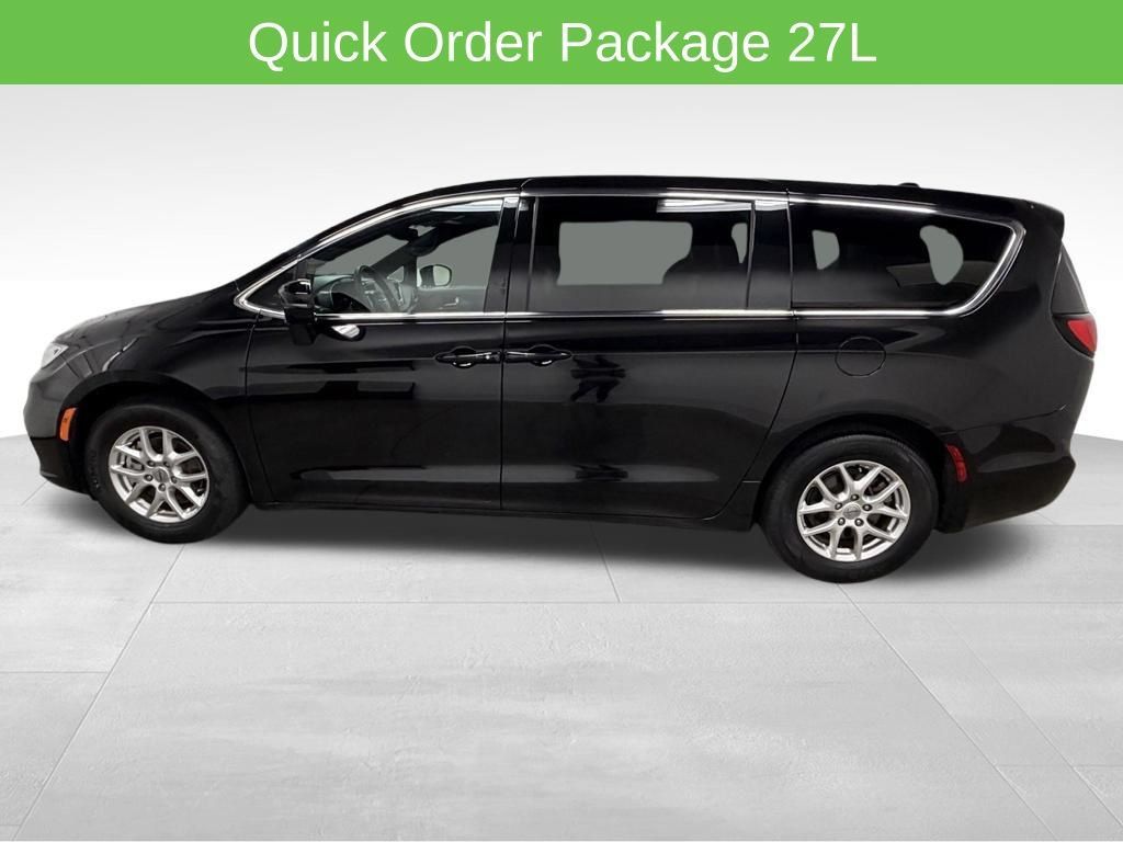 Used 2025 Chrysler Pacifica Select FWD image 6