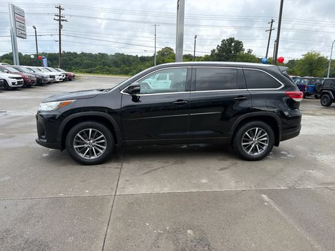 Used 2019 Toyota Highlander XLE AWD/4WD image 5