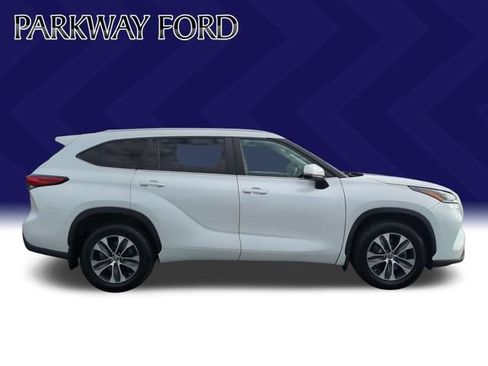 Used 2023 Toyota Highlander XLE AWD/4WD image 6
