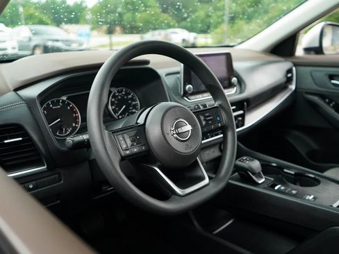 Used 2022 Nissan Rogue SV FWD image 6