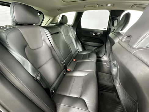 Used 2022 Volvo XC60 B5 Momentum w/ Protection Package Premier image 26
