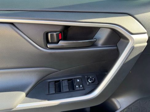 Used 2021 Toyota RAV4 LE image 10