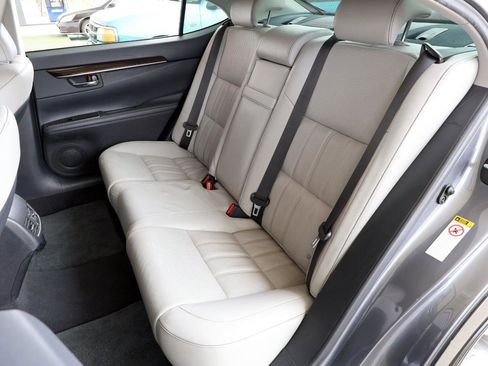 Used 2016 Lexus ES 350 w/ Luxury Package w/Wood Trim image 22