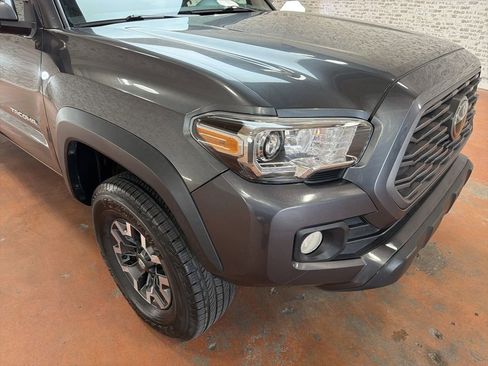 Used 2021 Toyota Tacoma TRD Off-Road w/ Technology Package AWD/4WD image 9