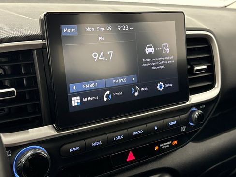 Used 2023 Hyundai Venue SEL image 3