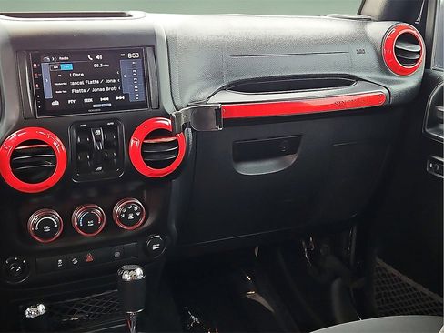 Used 2018 Jeep Wrangler Unlimited Sahara image 11