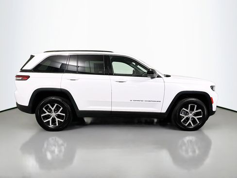 Used 2024 Jeep Grand Cherokee Limited image 3