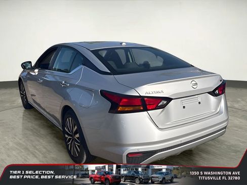 Used 2024 Nissan Altima 2.5 SV image 3
