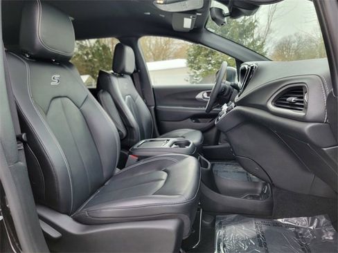 Certified 2023 Chrysler Pacifica Touring-L w/ S Appearance Package image 24