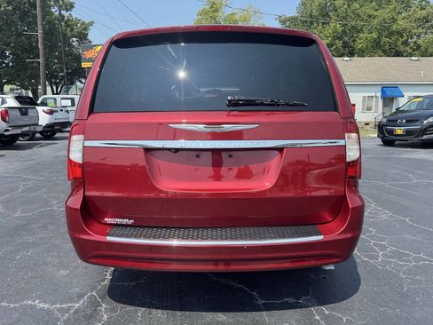 Used 2014 Chrysler Town & Country Touring w/ Driver Convenience Group FWD image 5