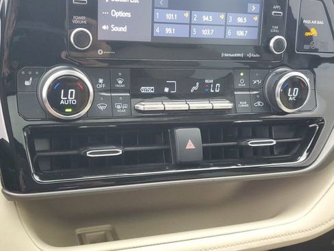 Used 2022 Toyota Highlander XLE image 32