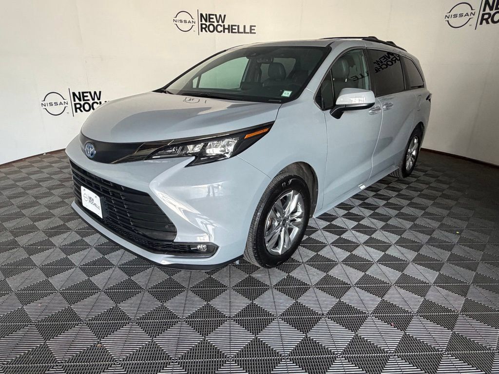 Used 2023 Toyota Sienna XLE Woodland Edition AWD/4WD image 3