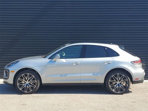 Used 2025 Porsche Macan image 2