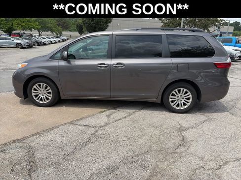 Used 2017 Toyota Sienna XLE FWD image 9