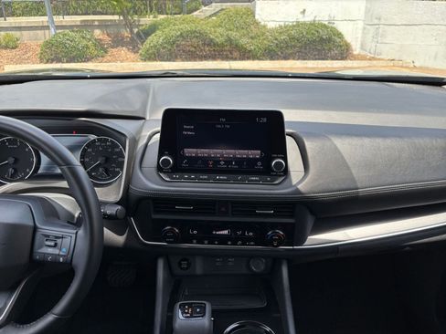 Used 2025 Nissan Rogue SV AWD/4WD image 17