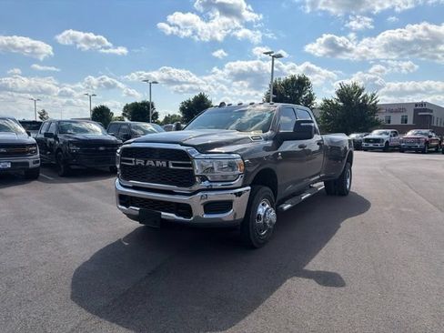 Used 2024 RAM 3500 Tradesman w/ Chrome Appearance Group AWD/4WD image 4