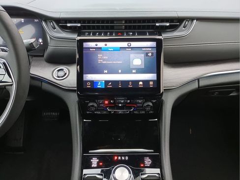 Used 2023 Jeep Grand Cherokee Overland w/ Luxury Tech Group IV AWD/4WD image 4