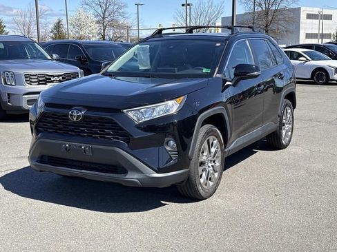 Used 2021 Toyota RAV4 XLE Premium image 5