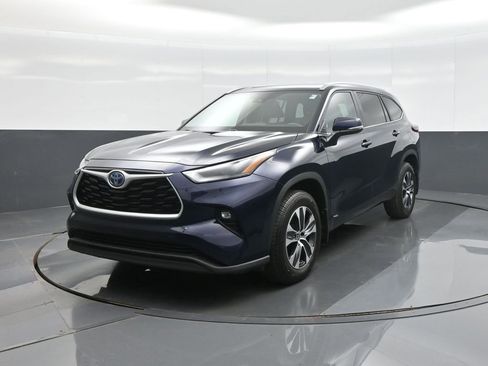 Certified 2024 Toyota Highlander XLE AWD/4WD image 3