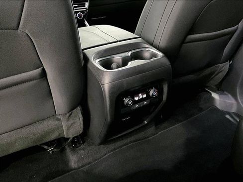 Used 2025 Chevrolet Traverse LT FWD image 25