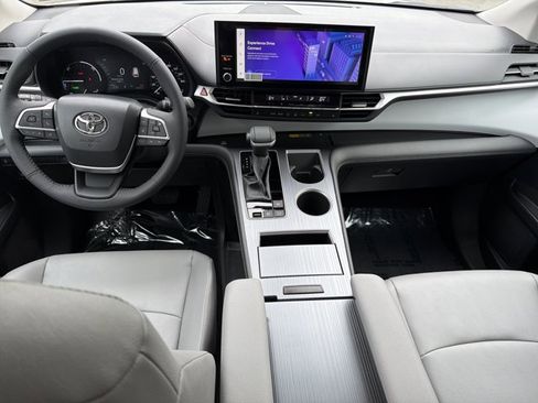 Used 2025 Toyota Sienna XLE AWD/4WD image 22