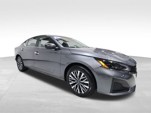 Used 2025 Nissan Altima 2.5 SV AWD/4WD image 6