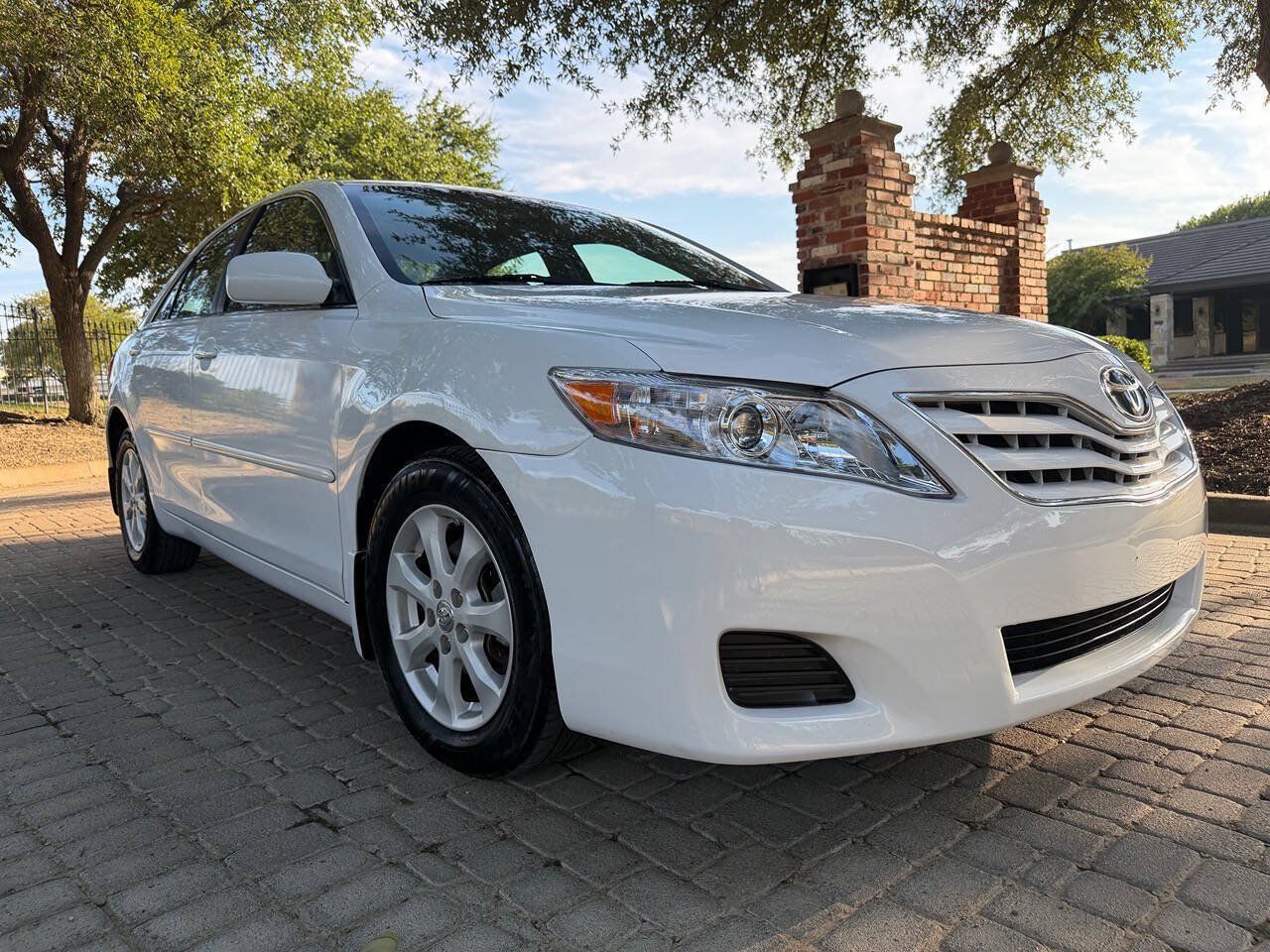Used 2010 Toyota Camry LE FWD image 1