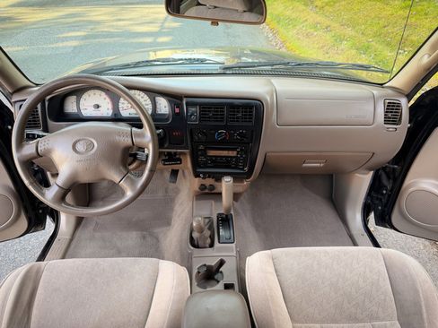 Used 2004 Toyota Tacoma Limited image 9