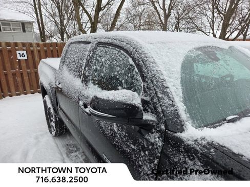 Used 2022 Toyota Tacoma TRD Off-Road image 3