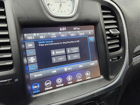 Used 2020 Chrysler 300 Touring w/ Driver Convenience Group image 4