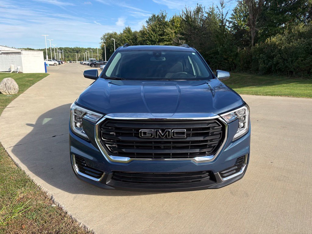 Used 2024 GMC Terrain SLE w/ Driver Convenience Package FWD image 12