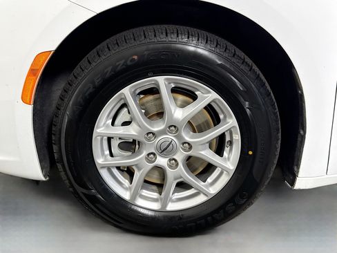 Used 2023 Chrysler Pacifica Touring FWD image 38