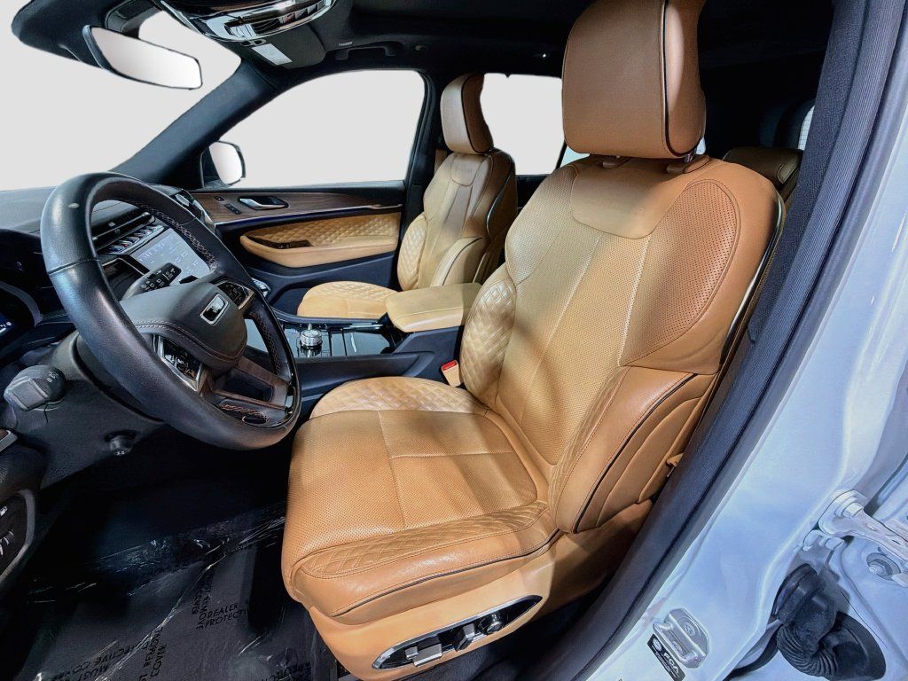 Used 2023 Jeep Grand Cherokee Summit w/ Luxury Tech Group V AWD/4WD image 18