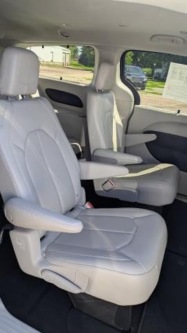 Used 2021 Chrysler Pacifica Touring-L AWD/4WD image 21