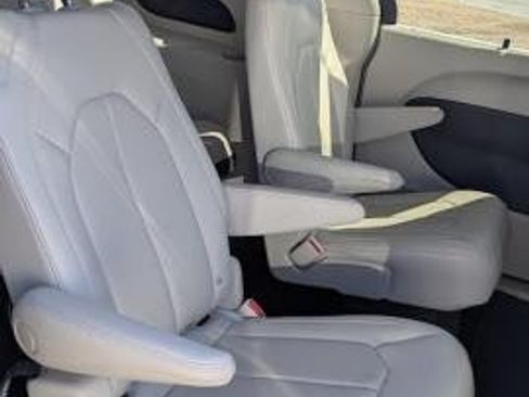 Used 2021 Chrysler Pacifica Touring-L AWD/4WD image 21