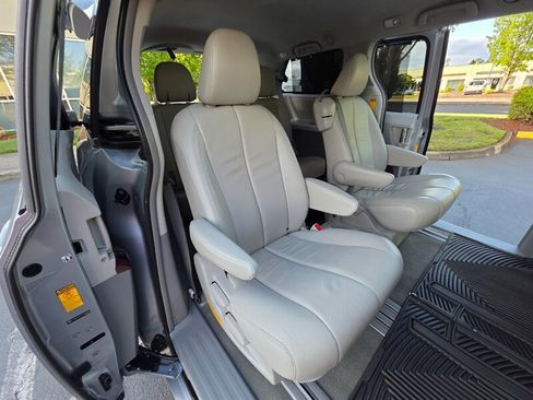 Used 2014 Toyota Sienna XLE image 16