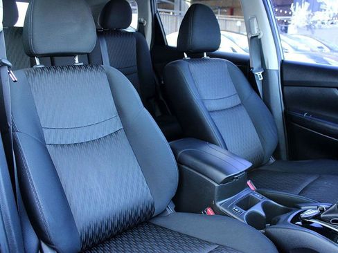 Used 2018 Nissan Rogue SV image 22