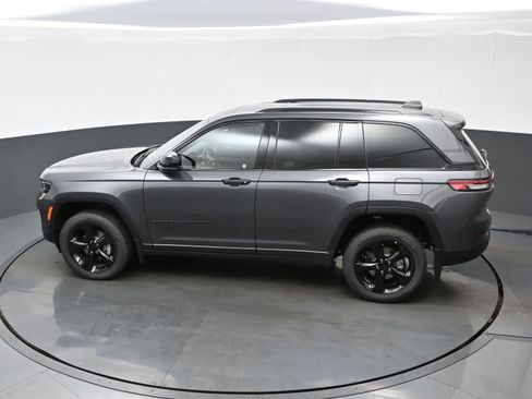 New 2025 Jeep Grand Cherokee Altitude AWD/4WD image 19