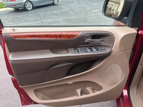 Used 2015 Chrysler Town & Country Touring FWD image 16