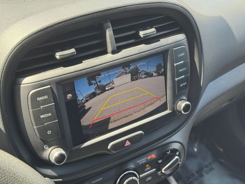 Used 2025 Kia Soul LX w/ LX Technology Package FWD image 22