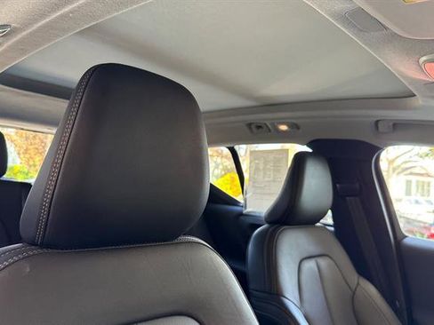 Certified 2025 Volvo XC40 B5 Core image 18