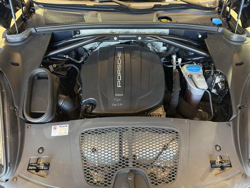 Used 2017 Porsche Macan AWD/4WD image 32