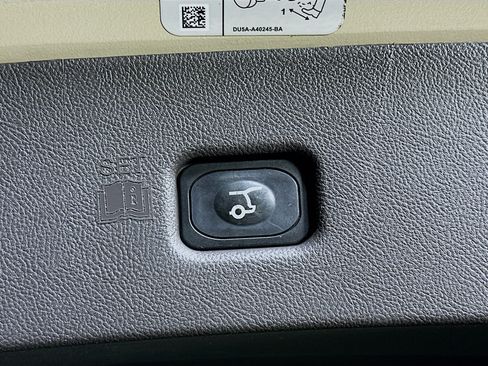 Used 2016 Lincoln MKX Reserve w/ Luxury Package image 28