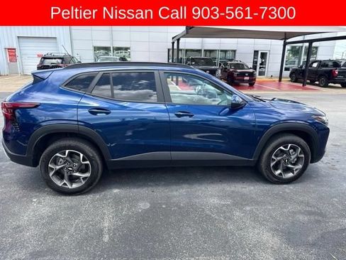 Used 2024 Chevrolet Trax LT w/ LT Convenience Package FWD image 2