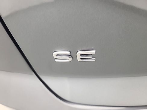 Used 2025 Volkswagen Atlas Cross Sport SE FWD image 11
