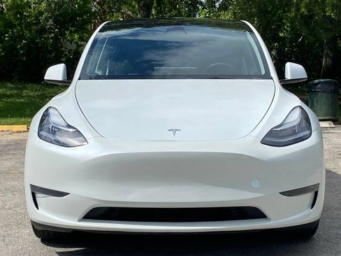 Used 2023 Tesla Model Y AWD image 3