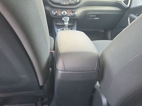 Used 2025 Kia Soul LX w/ LX Technology Package FWD image 10