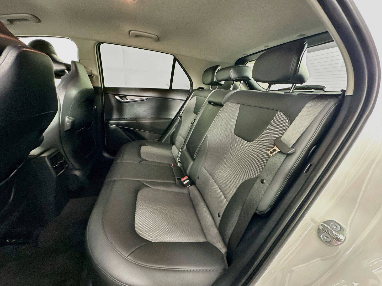 Used 2025 Kia Niro EX w/ EX Cold Weather Package FWD image 24