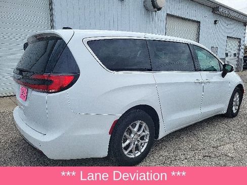 Used 2023 Chrysler Pacifica Touring-L FWD image 9