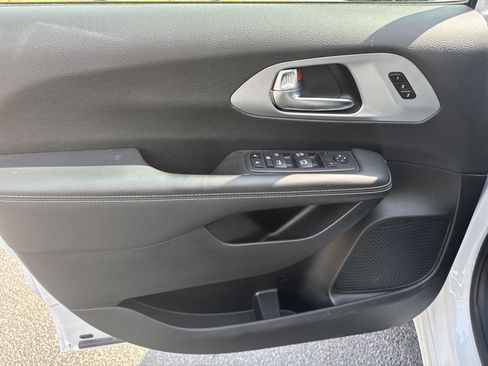 Used 2024 Chrysler Pacifica Touring-L w/ S Appearance Package image 21